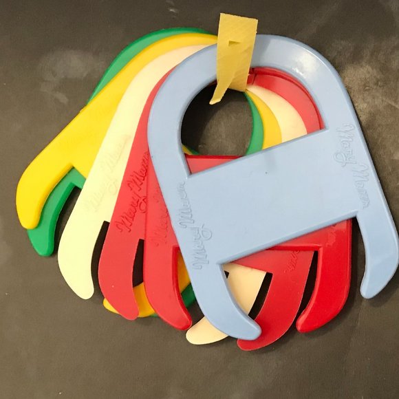 Knitting items (needles, bobbins, gauge, yarn holders) - Picture 12 of 14